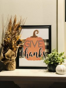 Fall wall art printable that reads "Give thanks", in a frame.