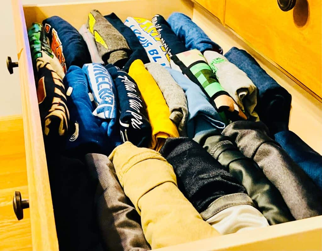 Organize kids clothes drawers