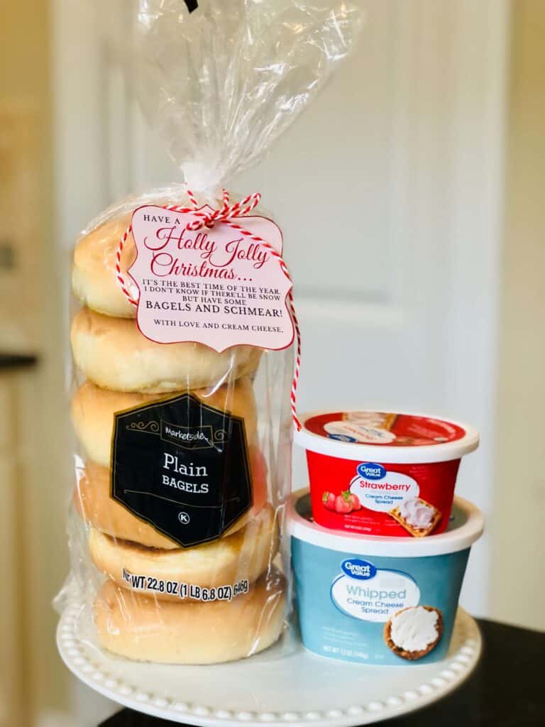 Christmas Ding Dong Ditch Idea from Just Homemaking: Bagels and cream cheese with gift tag "Have a holly jolly Christmas, it's the best time of the year. I don't know if there'll be snow, but have some bagels and schmear! With love and cream cheese."