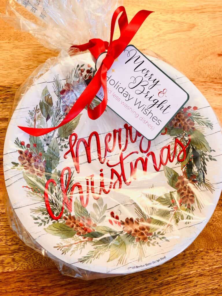 Christmas Ding Dong Ditch Idea from Just Homemaking: holiday-themed paper plates with a gift tag "Sending Merry and Bright Holiday Wishes with Less Washing Dishes)