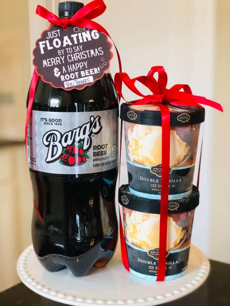 Christmas Ding Dong Ditch Idea from Just Homemaking: Root beer and vanilla ice cream with gift tag "Just Floating by to say Merry Christmas and a Happy Root Beer!"