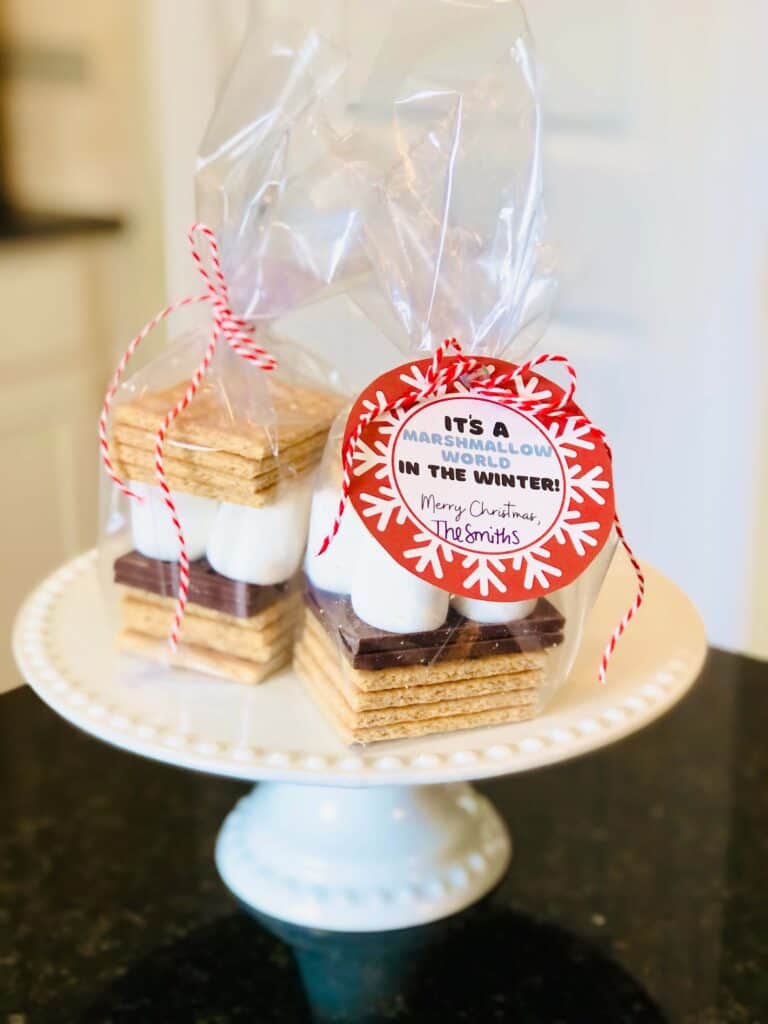 Christmas Ding Dong Ditch Idea from Just Homemaking: S'mores kits with gift tag "It's a marshmallow world in the winter! Merry Christmas!"