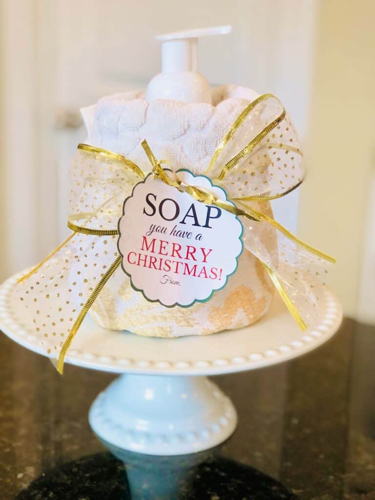 Christmas Ding Dong Ditch Idea from Just Homemaking: Hand towel and hand soap with gift tag "Soap you have a Merry Christmas"