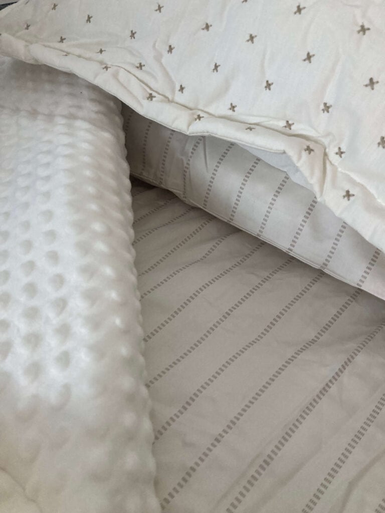 Close look at Beddy's Monroe Luxe zipper beding